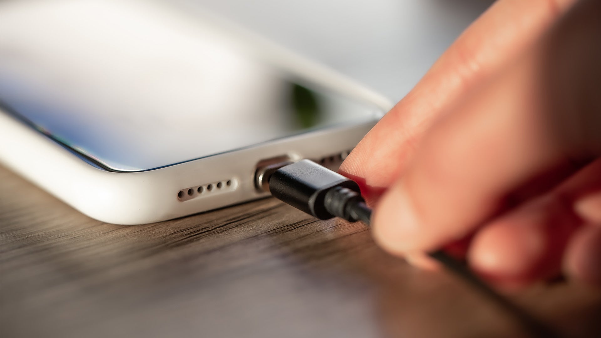 Så laddar du din Iphone eller Samsung på rätt sätt för längre batteritid